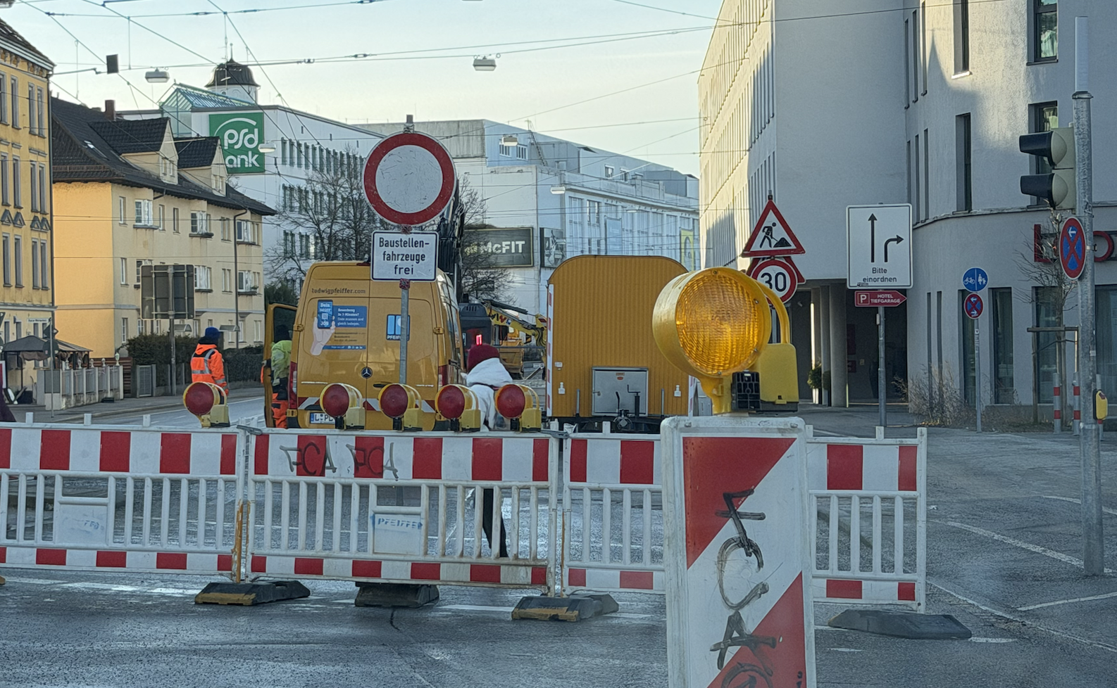 Nach Wasserrohrbruch: Langenmantelstraße ab Samstagabend wieder für den Verkehr frei