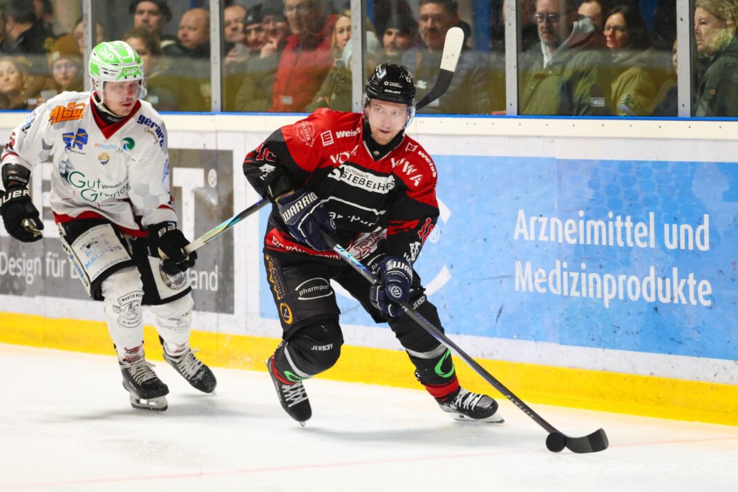 Eishockey, Herren, Bayernliga, EHC Königsbrunn vs. TSV Peißenberg : Marco Riedl (18, EHC Königsbrunn) und Valentin Hörndl (18, Peißenberg Miners)
