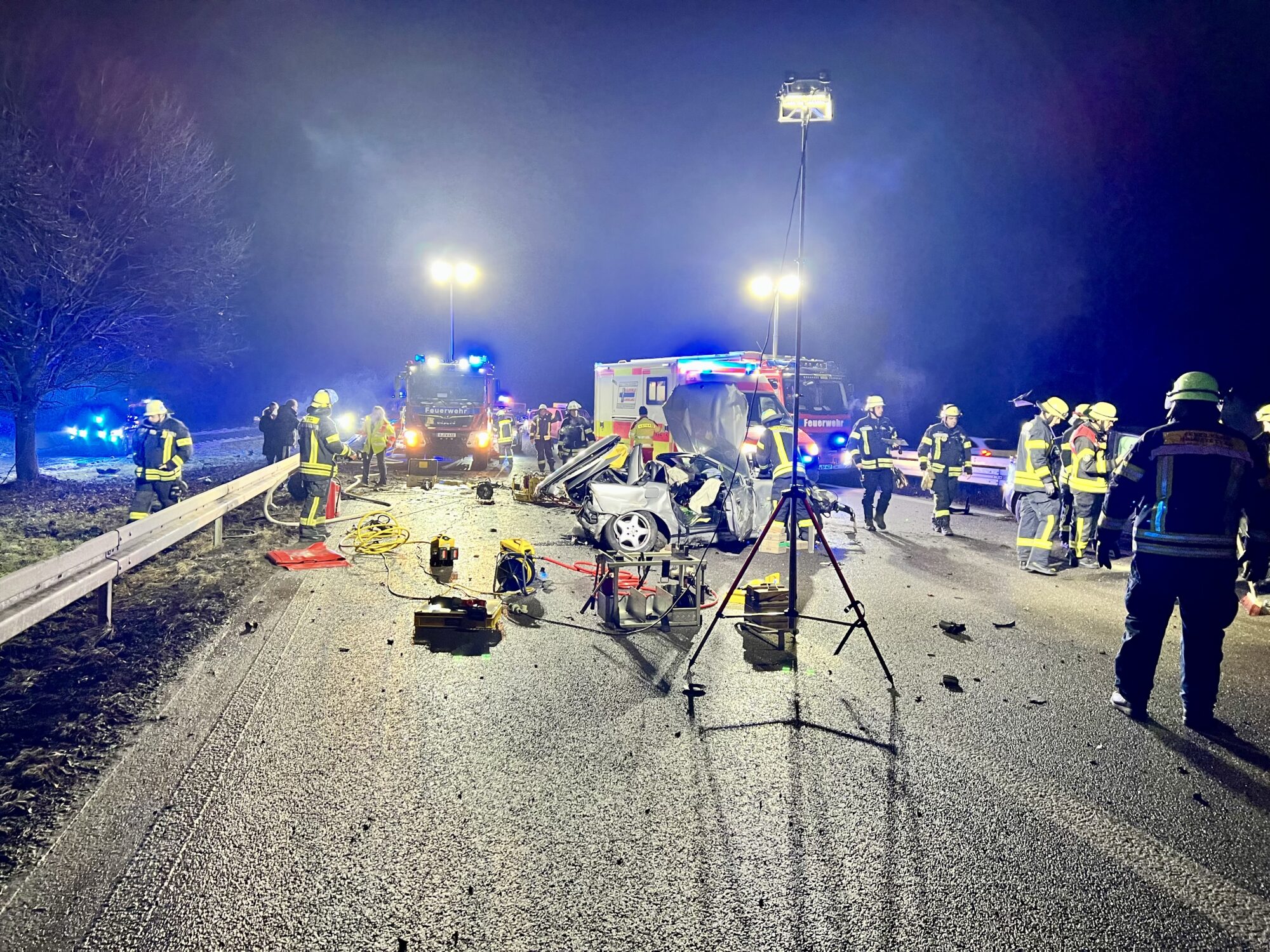 Augsburg: Schwerer Verkehrsunfall mit eingeklemmter Person auf der B17