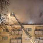 Ausgedehnter Dachstuhlbrand in Augsburg-Hochfeld – 19 Bewohner evakuiert