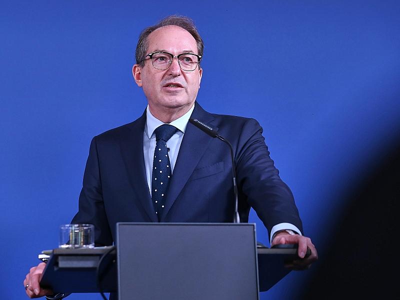 Dobrindt weist Kritik im Umgang mit Rassismus-Studie von sich