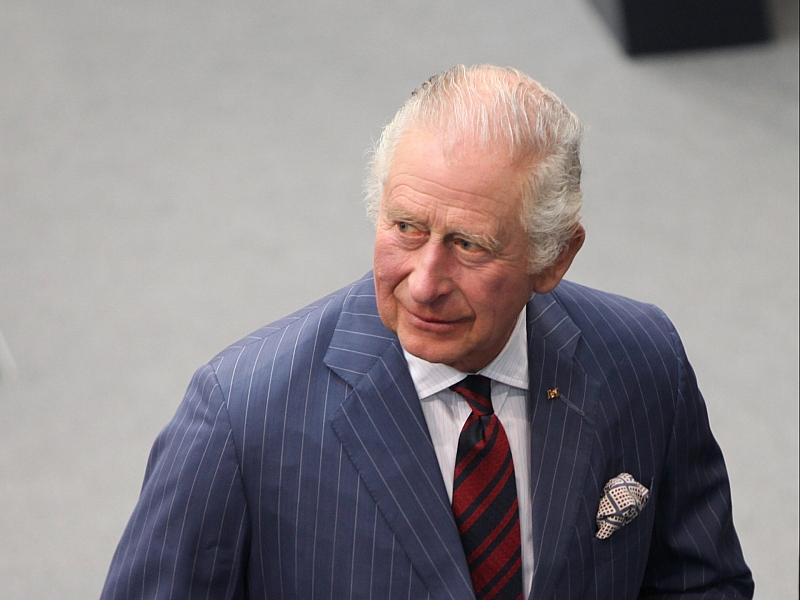 König Charles stellt sich nach Festnahme von Andrew hinter Justiz