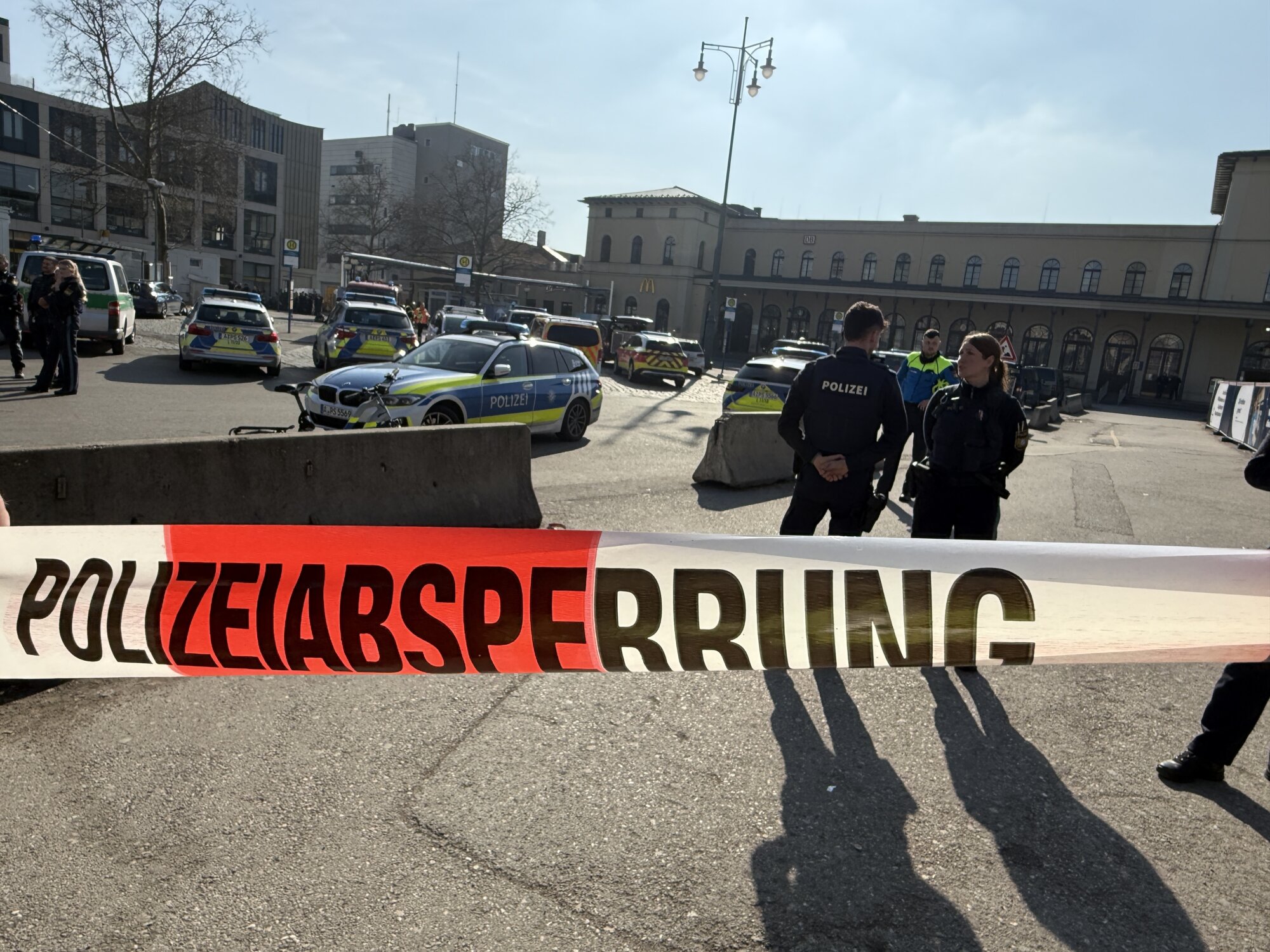 Hauptbahnhof Augsburg nach Drohung evakuiert – Polizei gibt Entwarnung