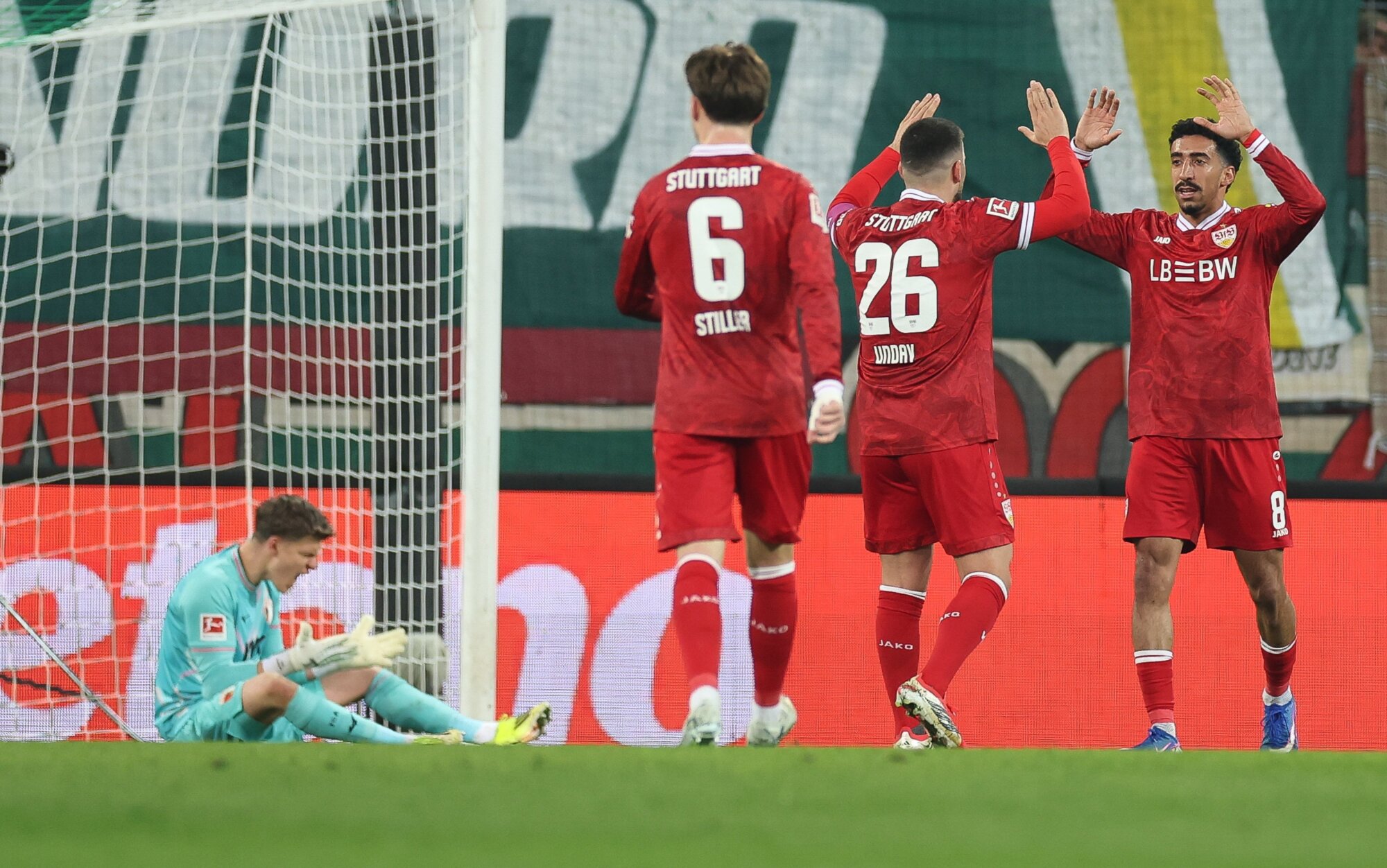 Deutliche Niederlage im Schwabenderby – Heimserie des FC Augsburg reißt gegen Stuttgart