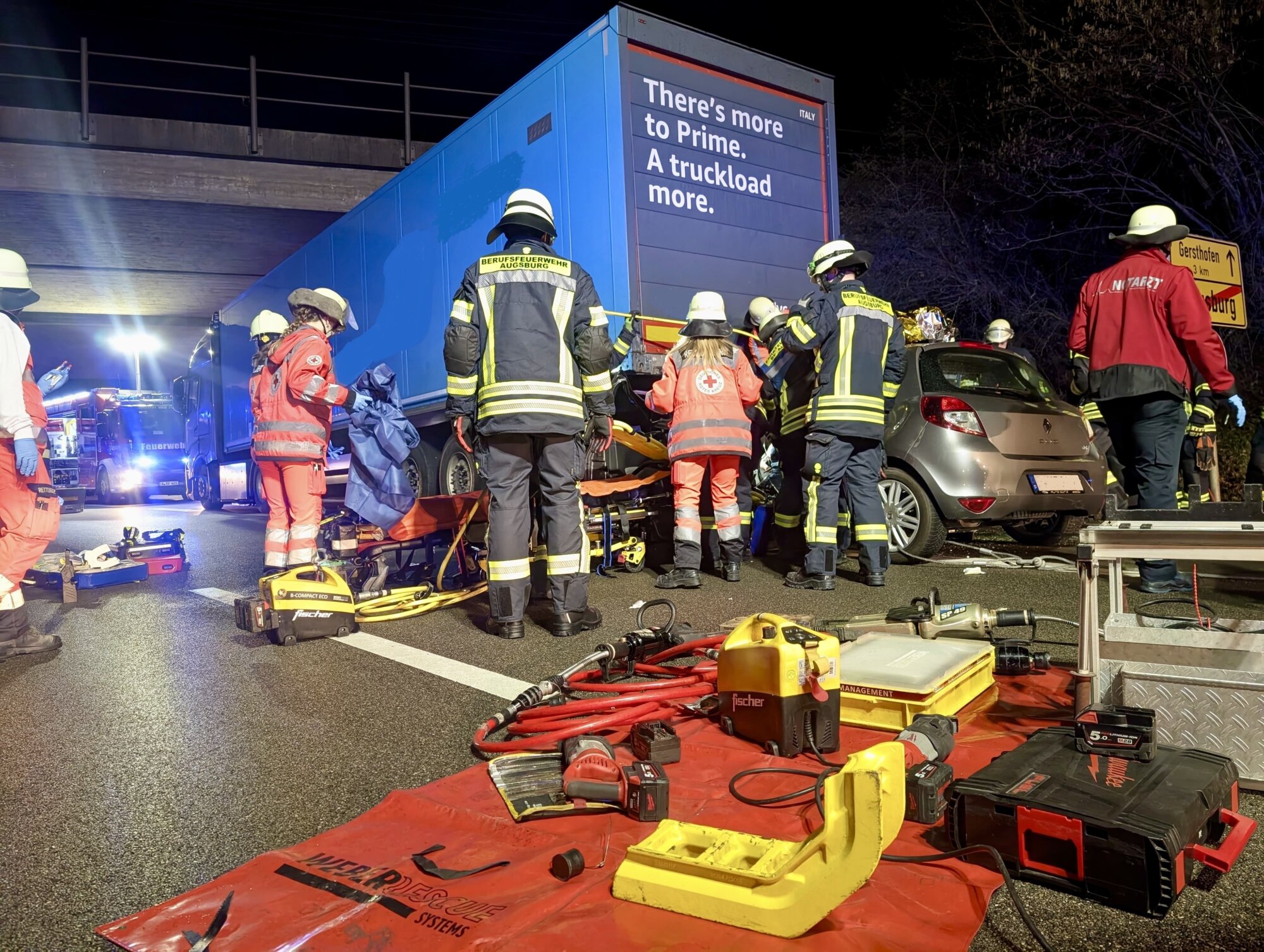 Augsburg: Schwerer Verkehrsunfall auf der B17 – Fahrer in Spezialklinik geflogen 