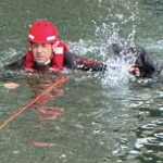 Hund aus der Isar gerettet – Feuerwehr rettet Vierbeiner am Oberföhringer Wehr