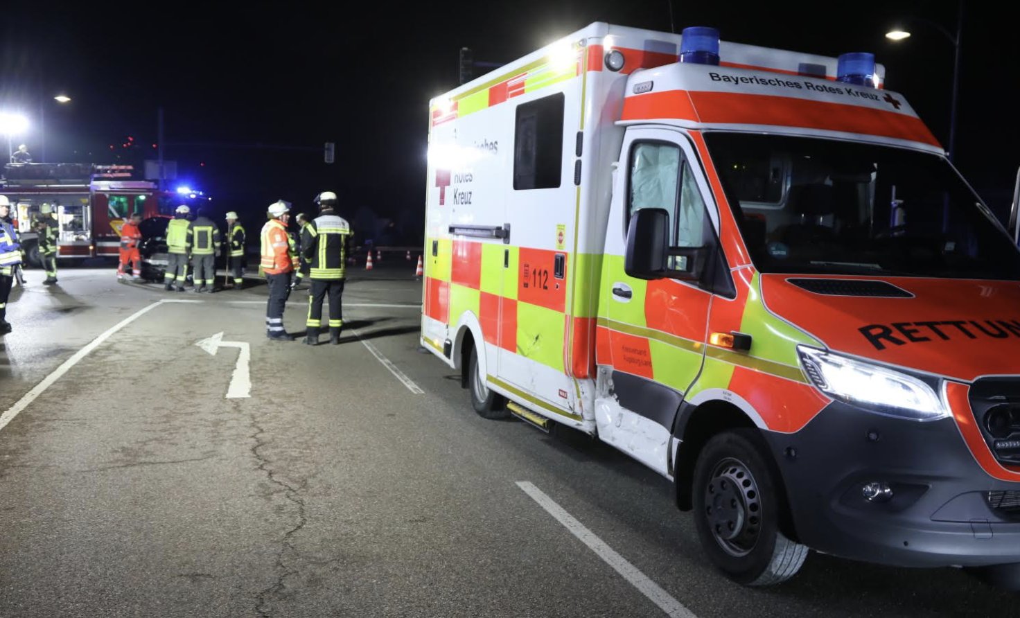 Schwerer Verkehrsunfall zwischen Rettungswagen und Pkw bei Steppach