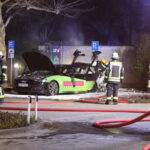 Augsburg: Hybridfahrzeug brennt an Ladesäule – Großeinsatz am Königsplatz