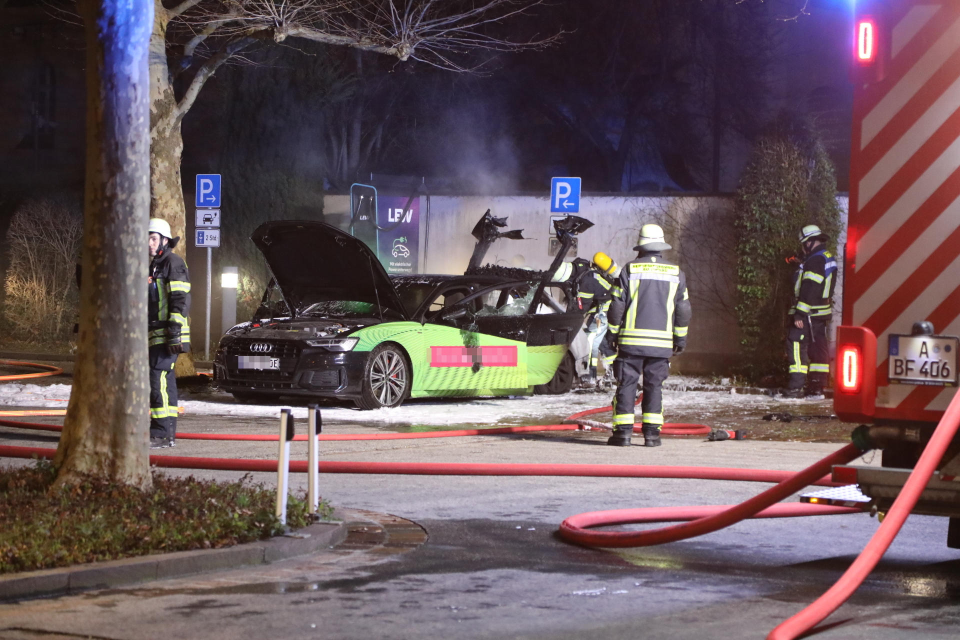 Augsburg: Hybridfahrzeug brennt an Ladesäule – Großeinsatz am Königsplatz