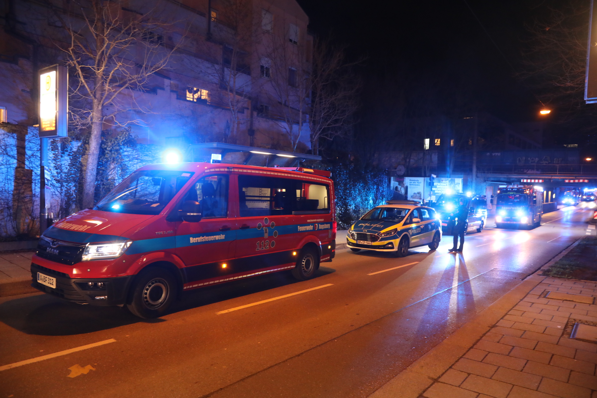 Großeinsatz an Bahnunterführung in Augsburg: Rauchentwicklung an Güterzug vermutet