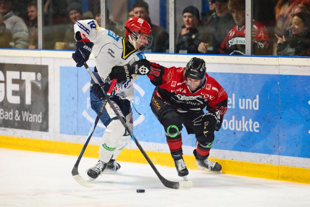 Eishockey, Herren, Bayernliga, EHC Königsbrunn vs. ERV Schweinfurt : Hugo Turcotte (10, EHC Königsbrunn) und Kristers Donins (19, ERV Schweinfurt)