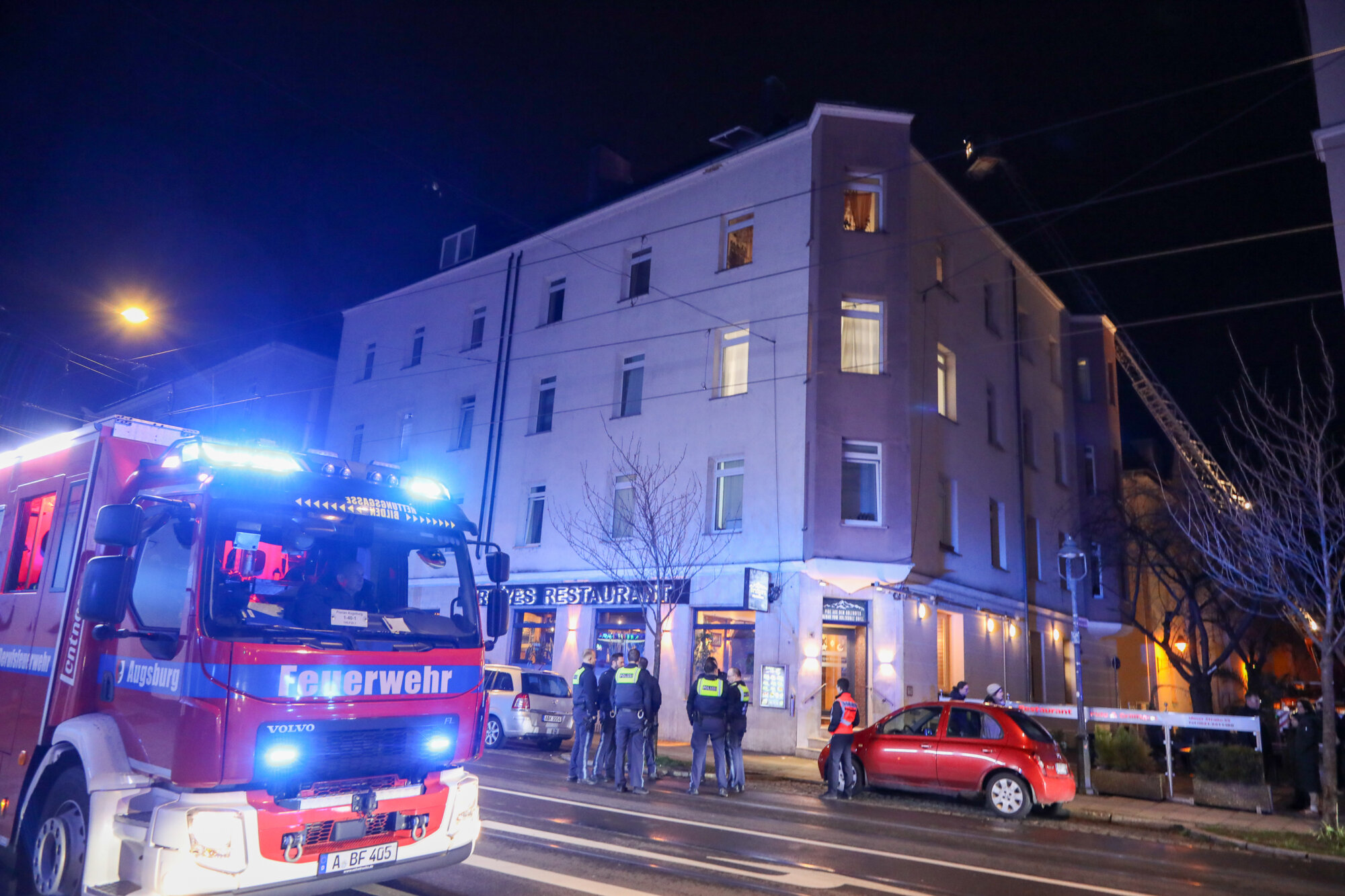 Funkensprühen aus Kamin löst Feuerwehreinsatz in Augsburg-Oberhausen aus