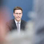 Alice Schwarzer erteilt Manuel Hagel Absolution – “kein Sexismus”
