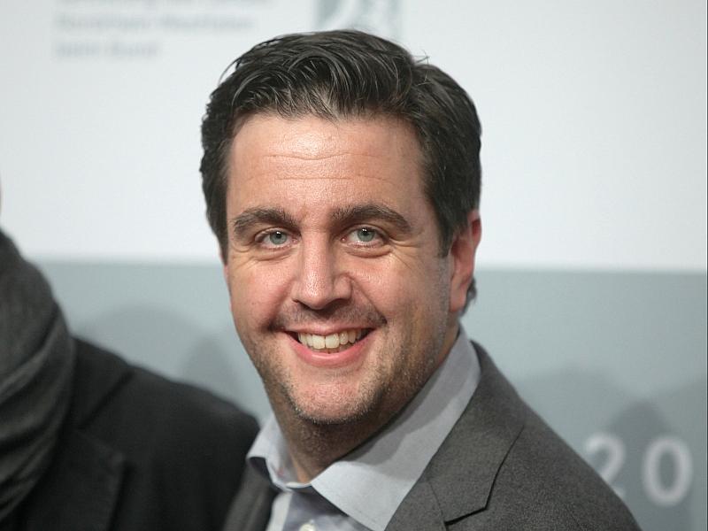 Bastian Pastewka stolpert bei Krimi-Podcast über Rollenbilder