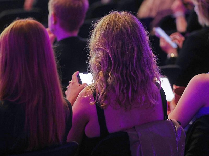 Deutsche verbringen immer mehr Zeit an ihren Smartphones