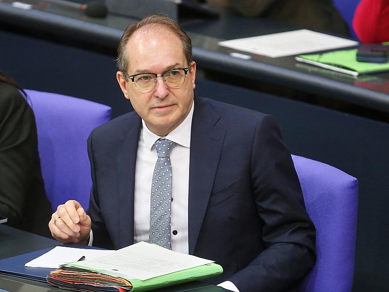 Dobrindt verkündet Einigung bei Abschiebezentren