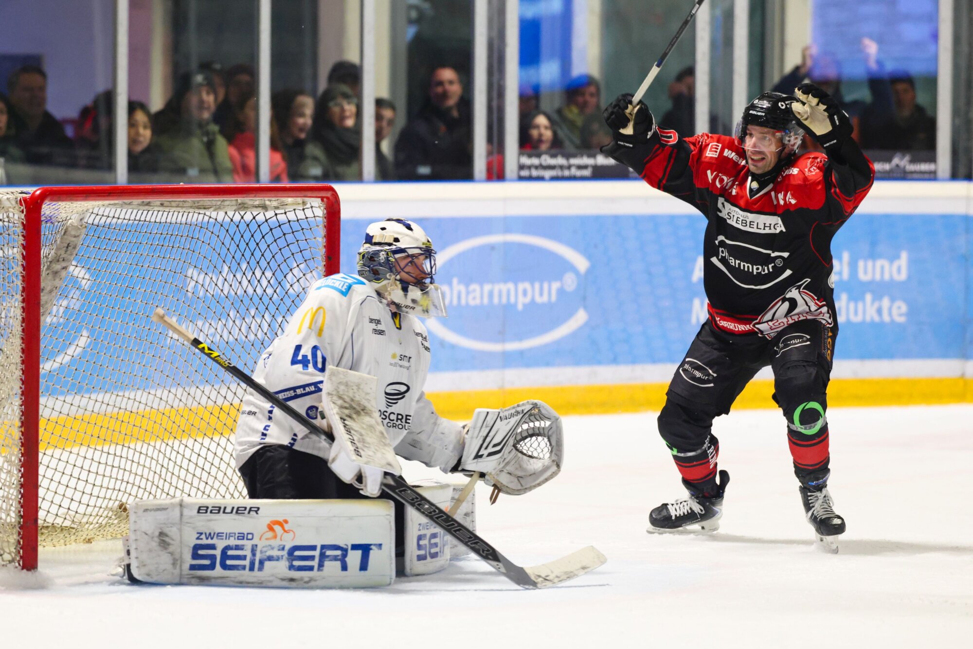 EHC Königsbrunn schlägt zurück: 3:1-Sieg bringt Serienführung im Finale