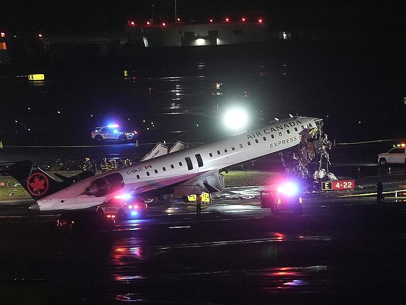 Flugzeug kollidiert auf New Yorker Flughafen mit Feuerwehrfahrzeug