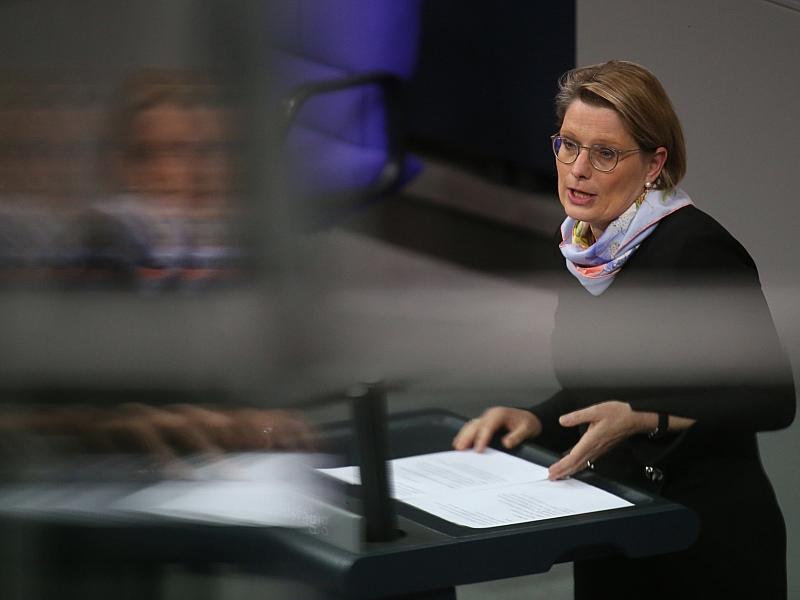 Justizministerin verspricht Terroropfern Beistand