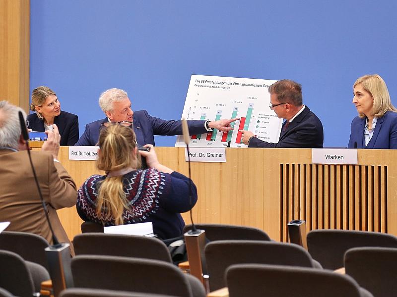 Kommission empfiehlt 66 Maßnahmen für stabile Krankenkassenbeiträge