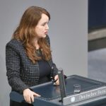 Lang fordert Merz zu Stellungnahme im Fall Fernandes auf