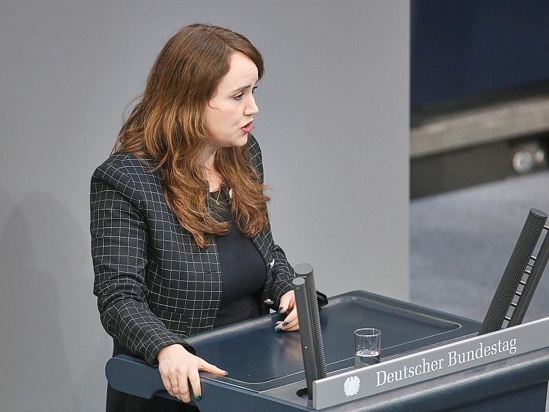 Lang fordert Merz zu Stellungnahme im Fall Fernandes auf