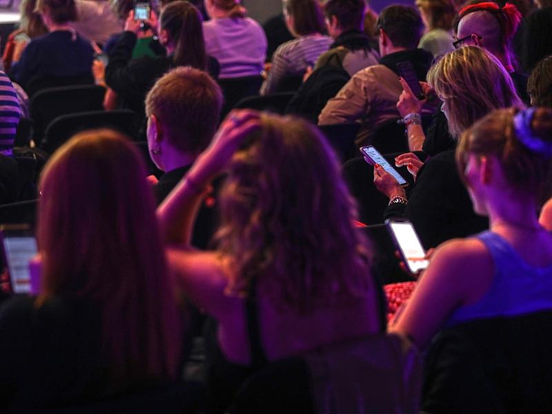 Özdemir will Handys an Schulen verbieten