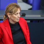 Prien baut Programm “Demokratie leben” grundlegend um
