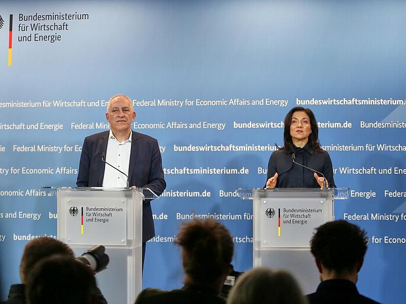 Reiche will mit Fünf-Punkte-Plan Industrie unter die Arme greifen