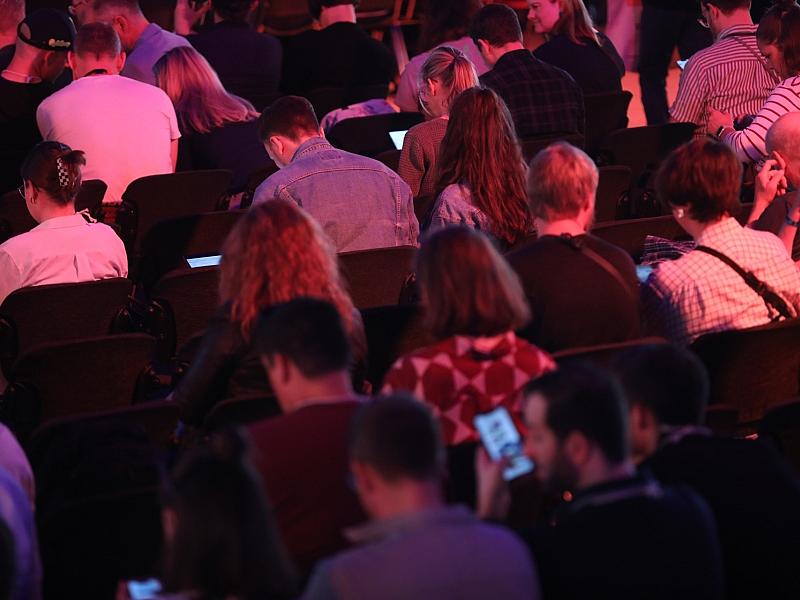 Social Media: Hubig fordert zeitnah mehr Schutz für junge Menschen