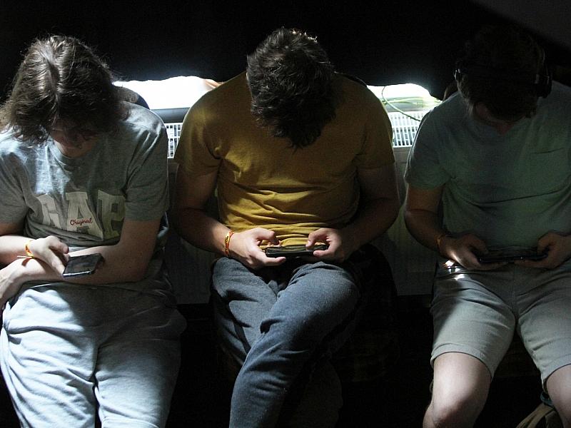 Social Media: Prien begrüßt Debatte um strengere Regeln