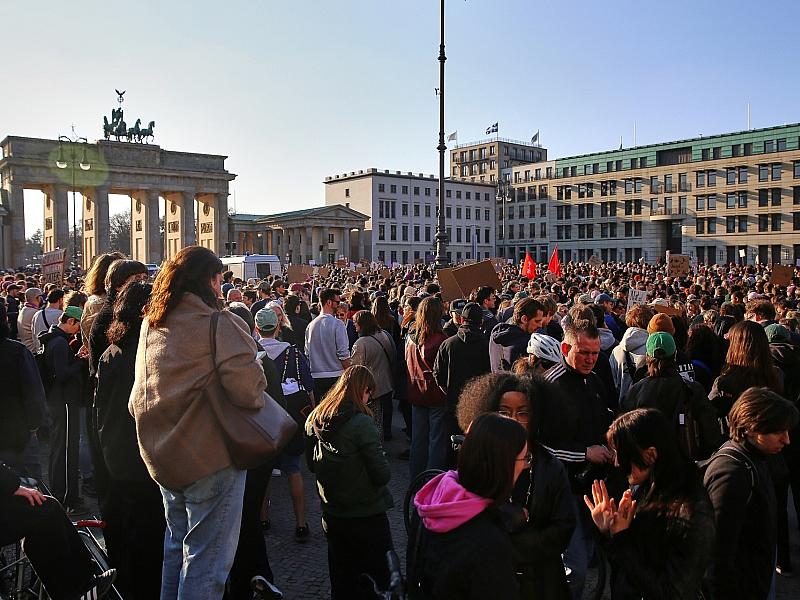 Tausende demonstrieren in Berlin gegen digitale Gewalt