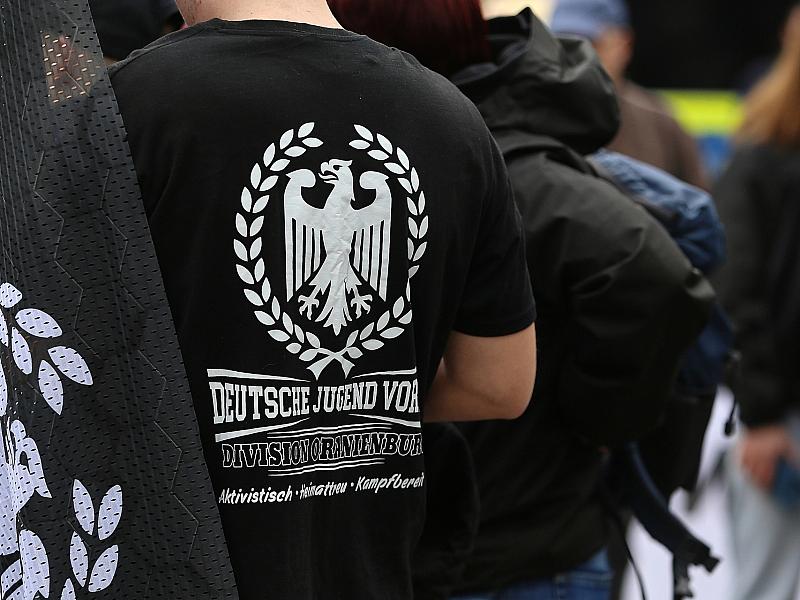 Über 500 Rechtsextremisten mit offenen Haftbefehlen gesucht