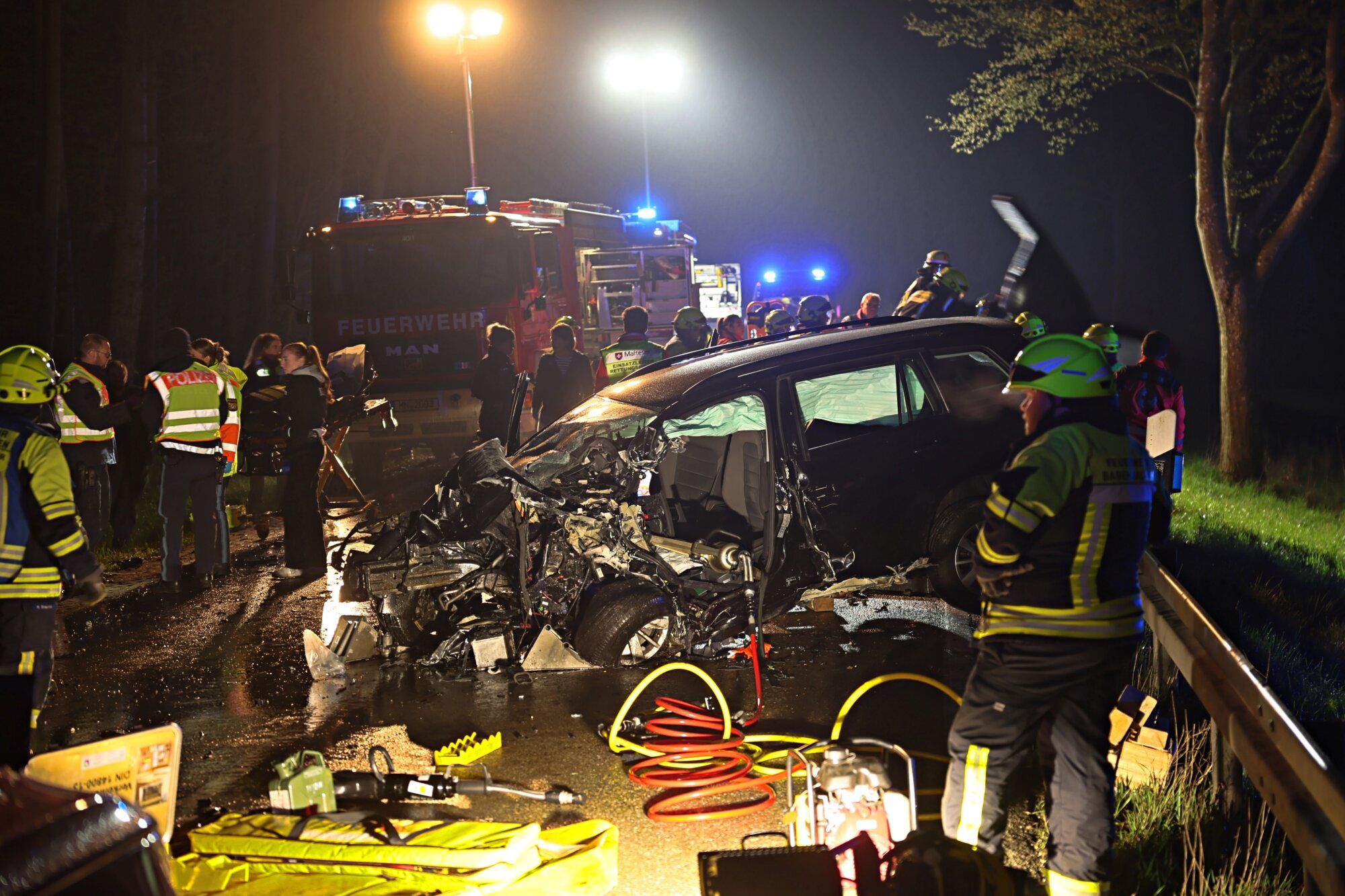 Tödlicher Frontalzusammenstoß auf Staatsstraße 2020 bei Babenhausen – Zwei Personen verstorben
