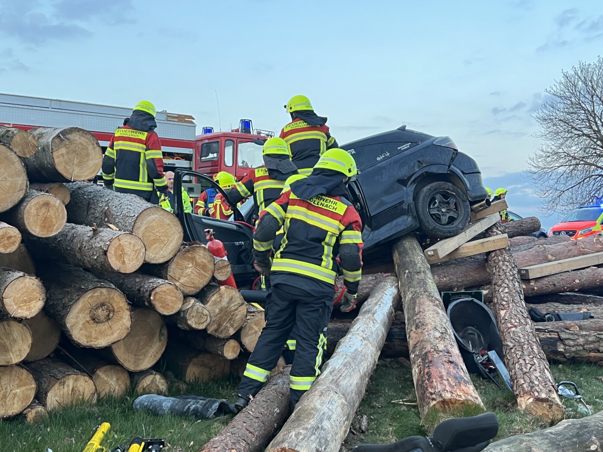 Tödlicher Unfall in Schöllnach: Pkw prallt gegen Holzpolter, ein Toter, ein Schwerverletzter