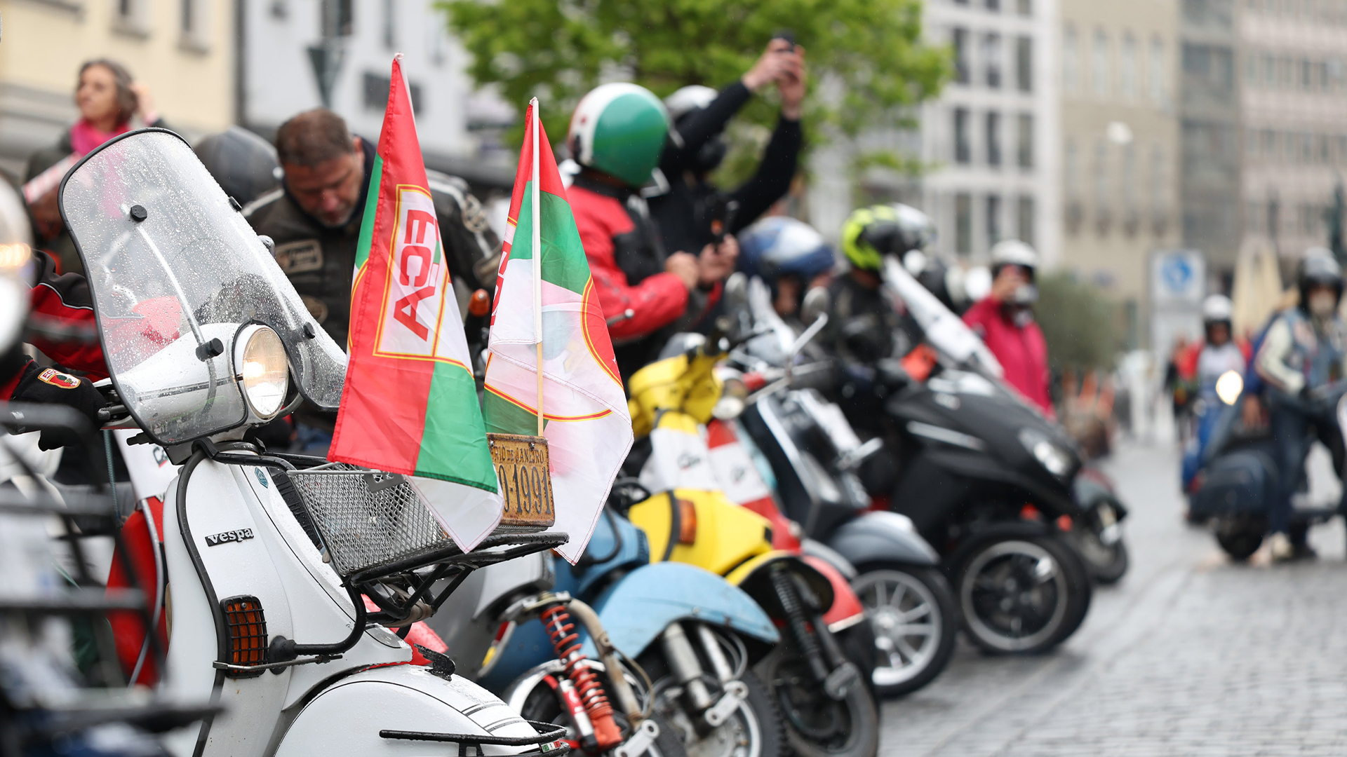 Augsburg rollt wieder | Classic Roller Corso vor FCA-Heimspiel gegen Frankfurt