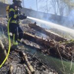 Augsburg | Schwieriger Einsatz an der Wertach: Brand auf 250 Quadratmetern gelöscht