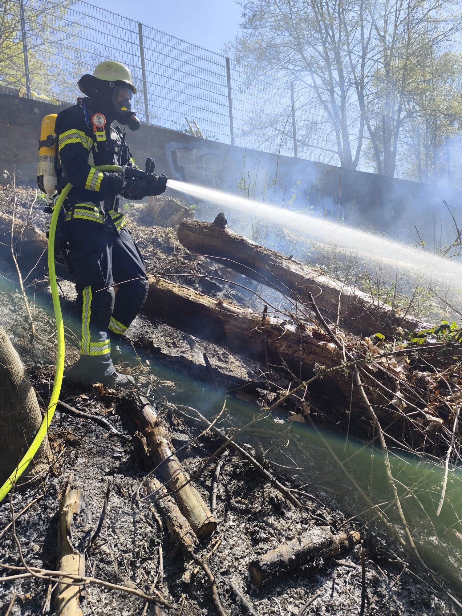 Augsburg | Schwieriger Einsatz an der Wertach: Brand auf 250 Quadratmetern gelöscht