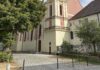 Neuburg: Mann am Spitalplatz verletzt – Zeugen nach Vorfall an der Heilig-Geist-Kirche gesucht