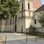 Neuburg: Mann am Spitalplatz verletzt – Zeugen nach Vorfall an der Heilig-Geist-Kirche gesucht