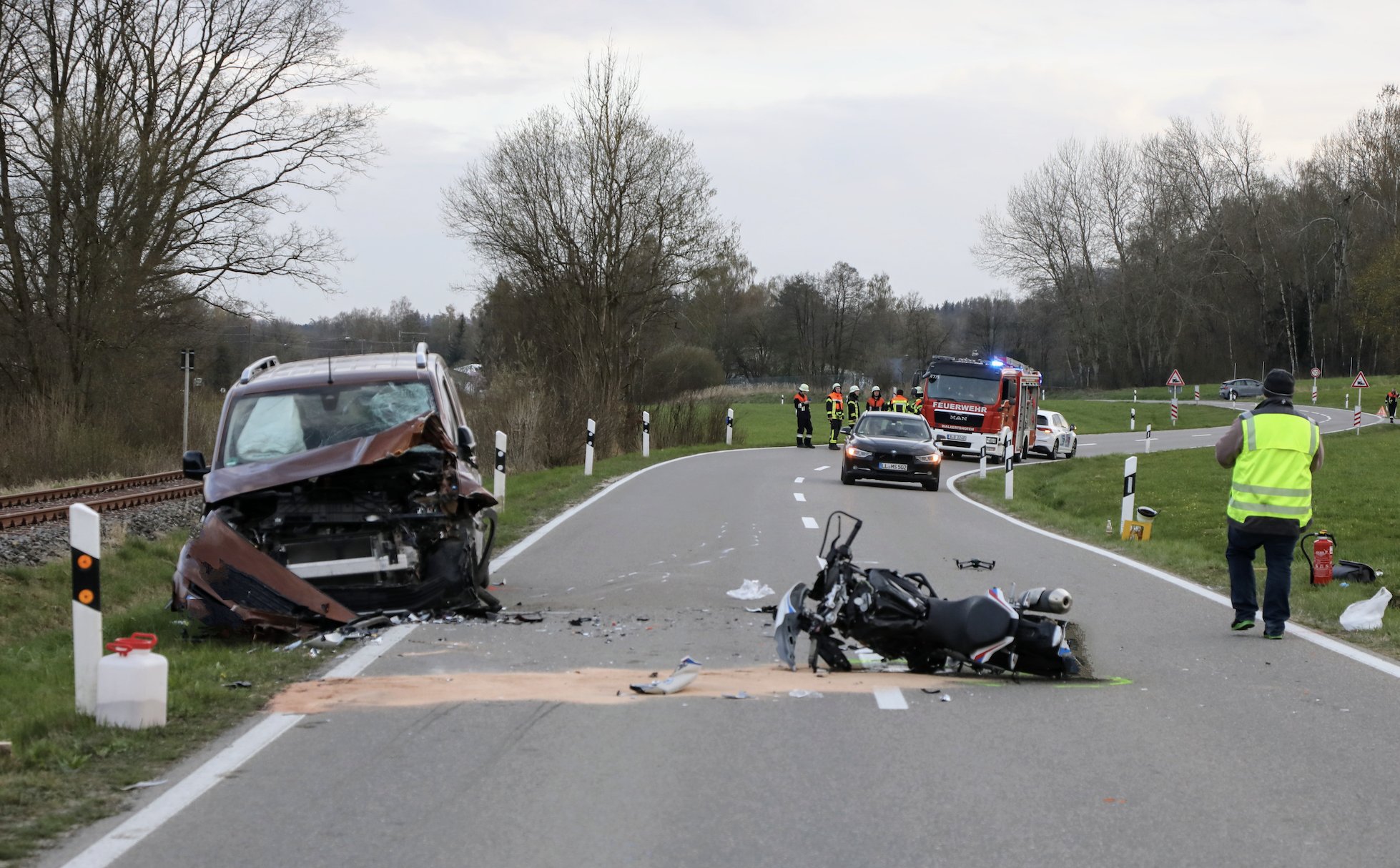 Schwerer Verkehrsunfall bei Walkertshofen – Sieben Verletzte, Staatsstraße gesperrt