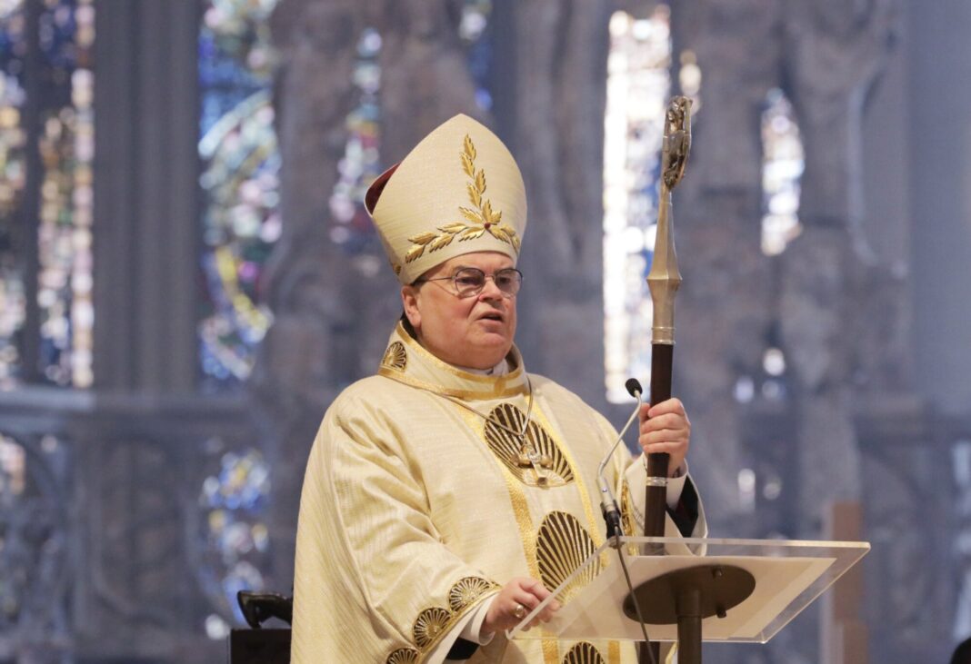 Bischof Bertram bei der Predigt am Ostersonntag (Foto Annette Zoepf_pba)