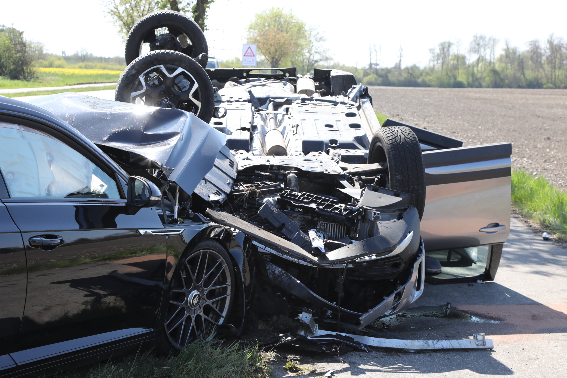 Schwerer Verkehrsunfall bei Mering – Vier Verletzte, Straße gesperrt