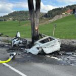 Zwischen Roßhaupten und Seeg | Tesla prallt frontal in Baum – Fahrer stirbt
