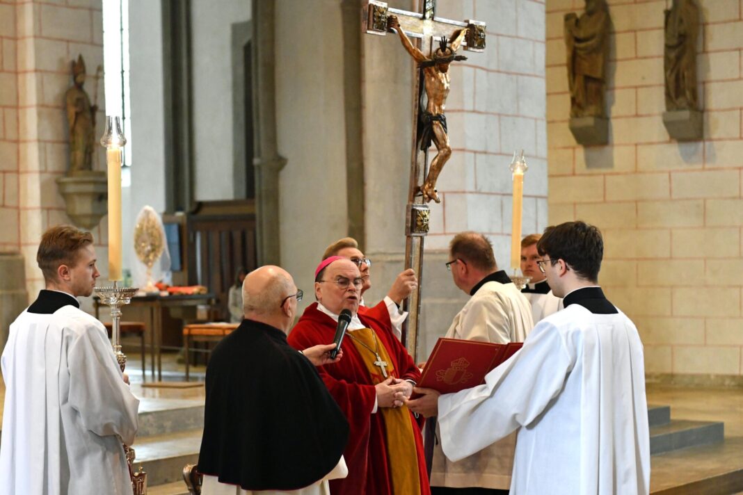 Karfreitagsliturgie im Dom_Kreuzerhebung und -verehrung (Foto Nicolas Schnall pba)