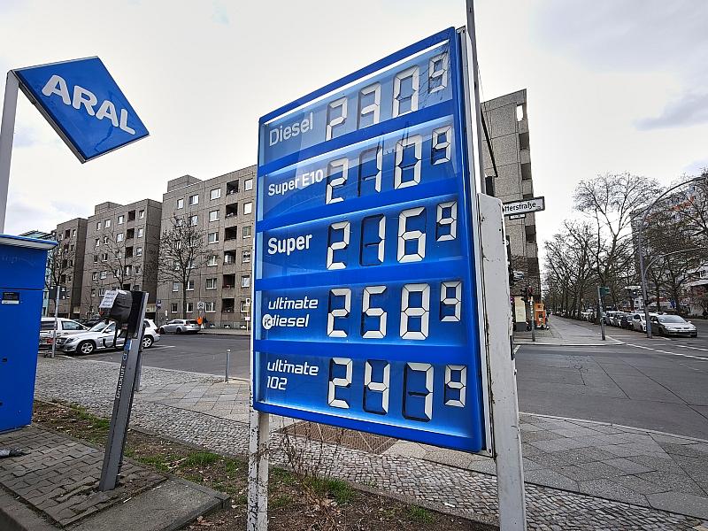 Aiwanger kritisiert neue Tankstellen-Regel als 