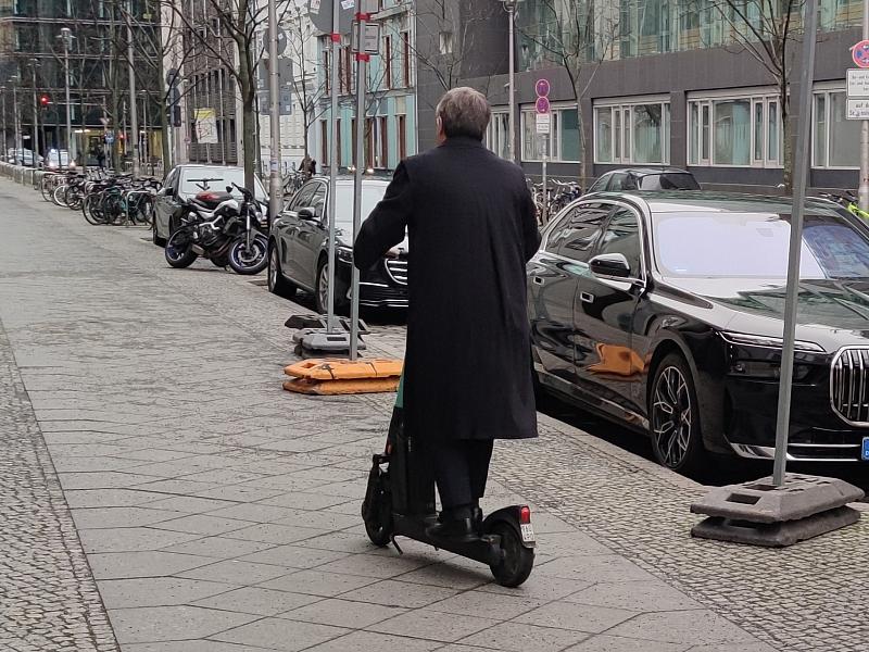 Armin Laschet bei E-Scooter-Unfall verletzt