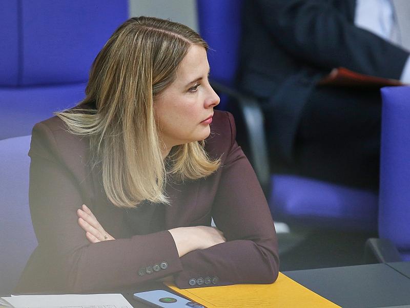 Bericht: Prien und Hubertz von Signal-Attacke betroffen