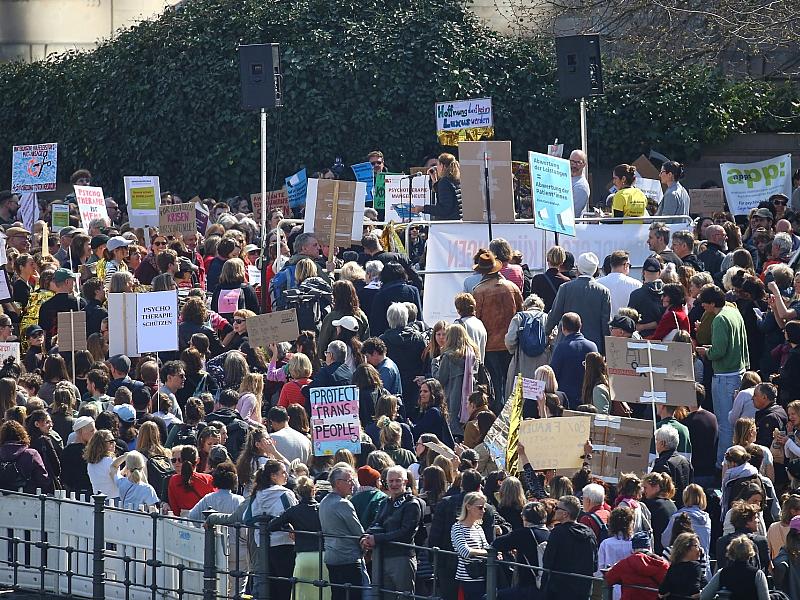 Demo vor dem Bundestag gegen Kürzungen für Psychotherapeuten