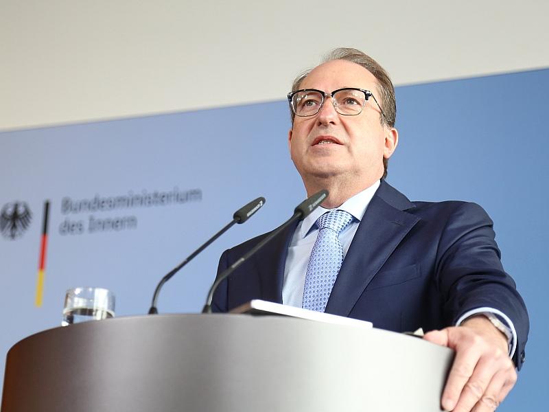 Dobrindt sieht neue digitale Befugnisse als 